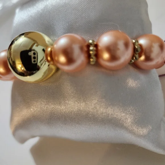 Hand Crafted Pearl Stretch Bracelet Peach and Gold Beaded - Picture 5 of 6